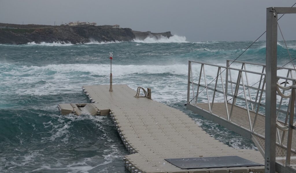 pontile galleggiante mare aperto